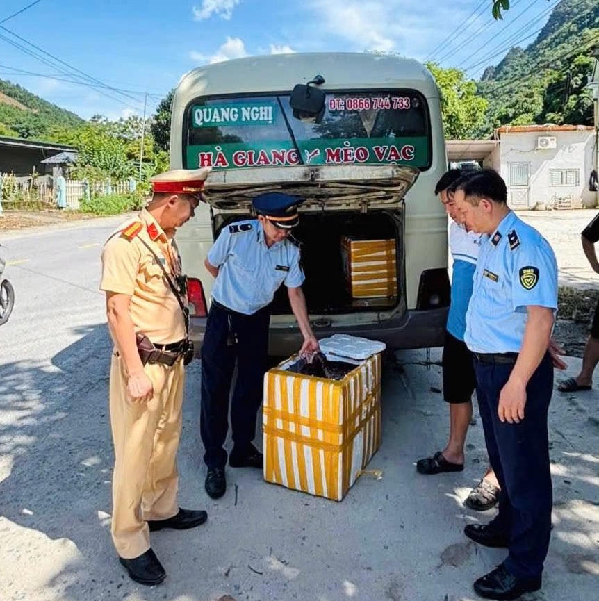 2 thùng xốp chứa sản phẩm động vật không rõ nguồn gốc được phát hiện trên xe khách. Ảnh: Công an tỉnh Tuyên Quang
.