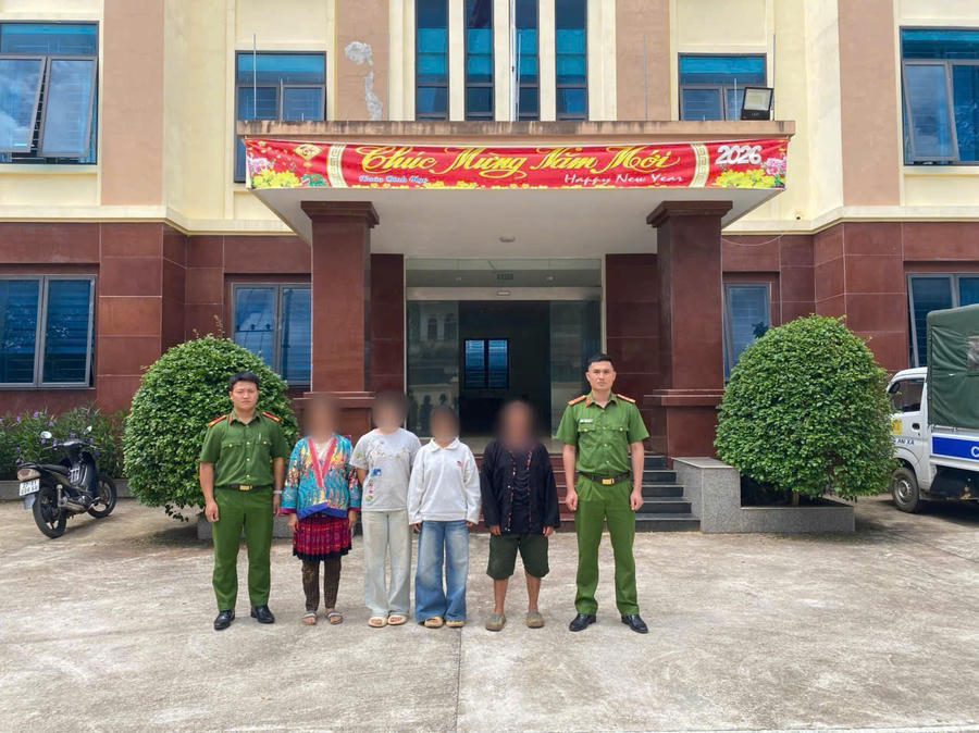 Hai cháu V.T.S và G.T.P được lực lượng Công an bàn giao an toàn cho gia đình.