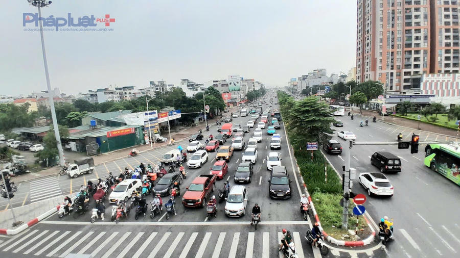 Hà Nội thực hiện chính sách hỗ trợ chuyển đổi phương tiện giao thông đường bộ từ sử dụng nhiên liệu hóa thạch sang sử dụng năng lượng sạch. (Ảnh: Như Trường).