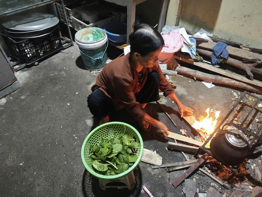 Bà Nguyễn Thị Dé, mẹ anh Phùng Công Nguyên suy sụp vì chồng vừa qua đời sau thời gian dài chống chọi với bệnh tật, nay người con trai lại nằm bất động trên giường bệnh.