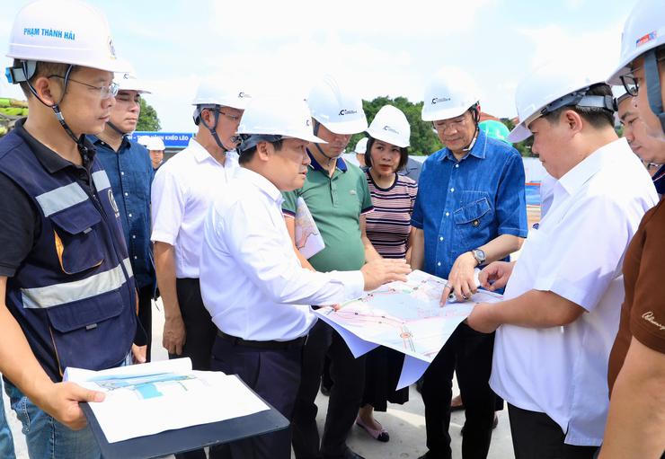 Chủ tịch UBND Thành phố Vũ Đại Thắng yêu cầu hoàn thành các hạng mục dự án theo đúng tiến độ. Ảnh: Quang Thái Chủ tịch UBND Thành phố Vũ Đại Thắng yêu cầu hoàn thành các hạng mục dự án theo đúng tiến độ. Ảnh: Quang Thái