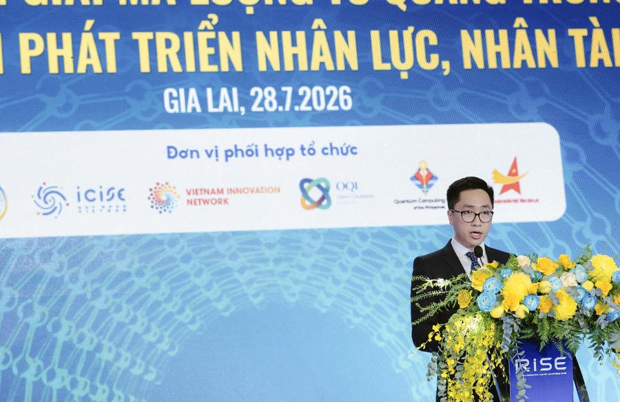 TS. Tô Bá Lâm, Hiệu trưởng Trường Đại học Quang Trung phát biểu tại buổi lễ.