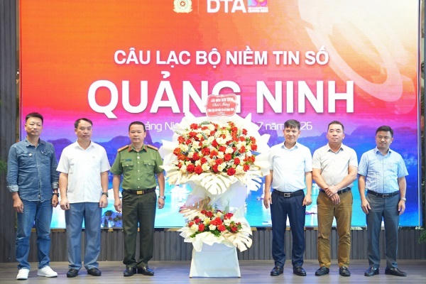 Thượng tá Nguyễn Đức Mạnh, Phó Giám đốc, Thủ trưởng Cơ quan An ninh điều tra Công an tỉnh và các đại biểu đón tặng hoa. Thượng tá Nguyễn Đức Mạnh, Phó Giám đốc, Thủ trưởng Cơ quan An ninh điều tra Công an tỉnh và các đại biểu đón tặng hoa.