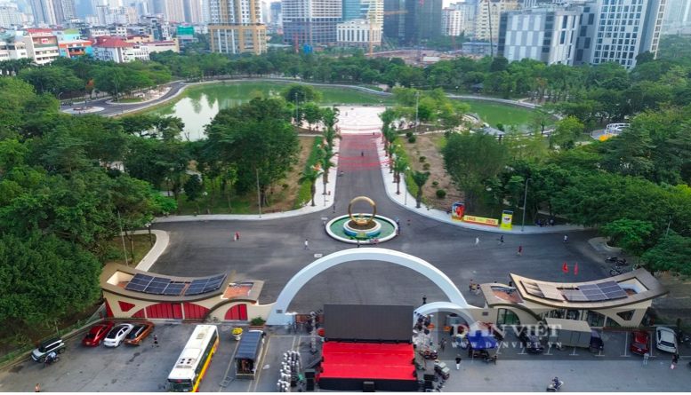 Khu vực bên ngoài và phía trong Công viên Cầu Giấy, phường Cầu Giấy, TP Hà Nội. Ảnh: Phạm Hưng
