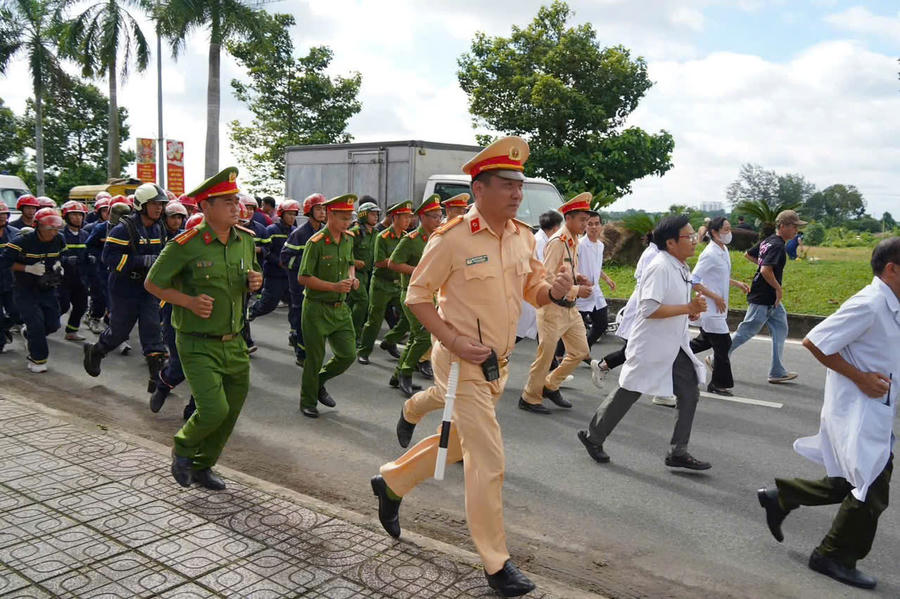 Các lực lượng nhanh chóng triển khai công tác...