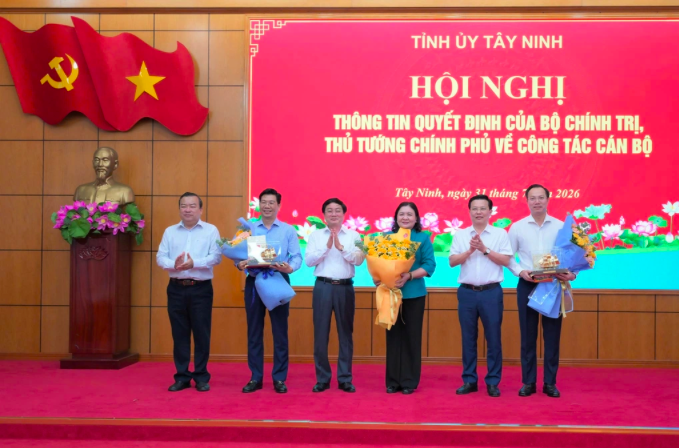 Ban Thường vụ Tỉnh ủy Tây Ninh trao hoa chúc mừng ông Nguyễn Mạnh Hùng (bên trái), bà Hồ Thị Hoàng Yến (giữa) và ông Đoàn Trung Kiên (bên phải).
