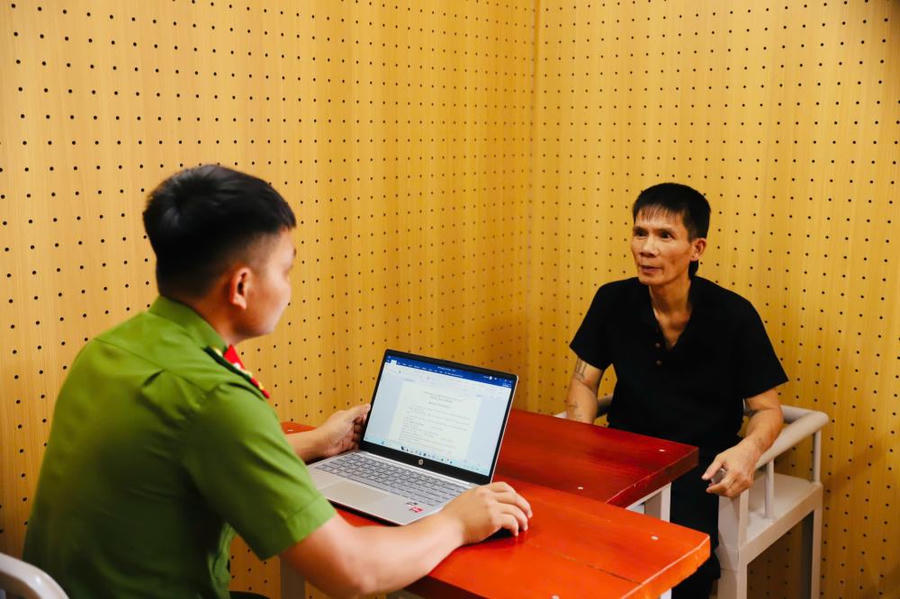 Cơ quan điều tra làm việc với Nguyễn Văn Dũng - Ảnh Công an Hà Tĩnh.