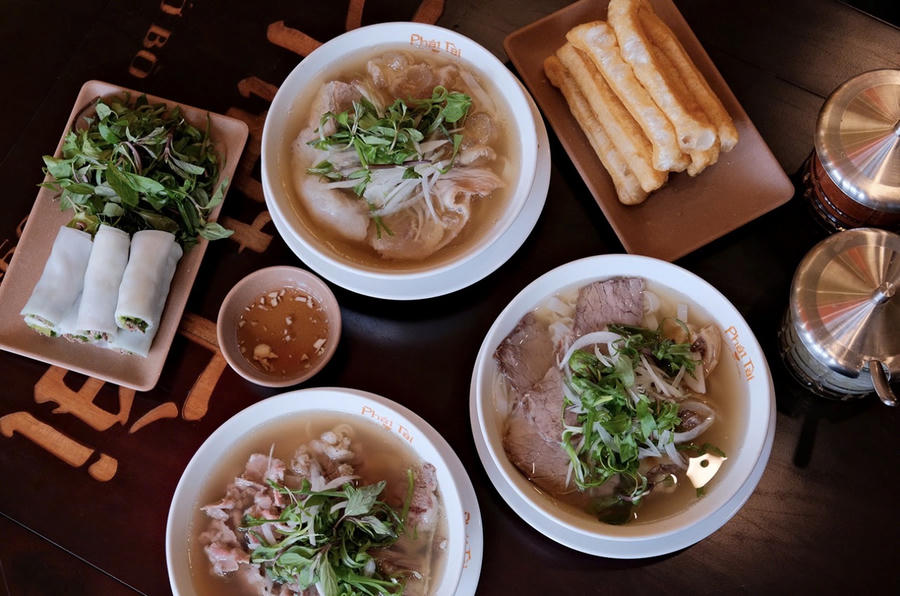 Sức hút lớn nhất trong ẩm thực ở TP. HCM vẫn đến từ trải nghiệm thưởng thức một bát phở nóng hay một chiếc bánh mì giòn tại các con hẻm quanh khu vực chợ Bến Thành. Ảnh Phở Phát Tài
