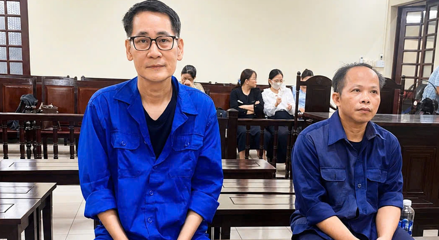 Bị cáo Lê Minh (trái) và đồng phạm tại tòa (Ảnh: Thỏ Mộc).