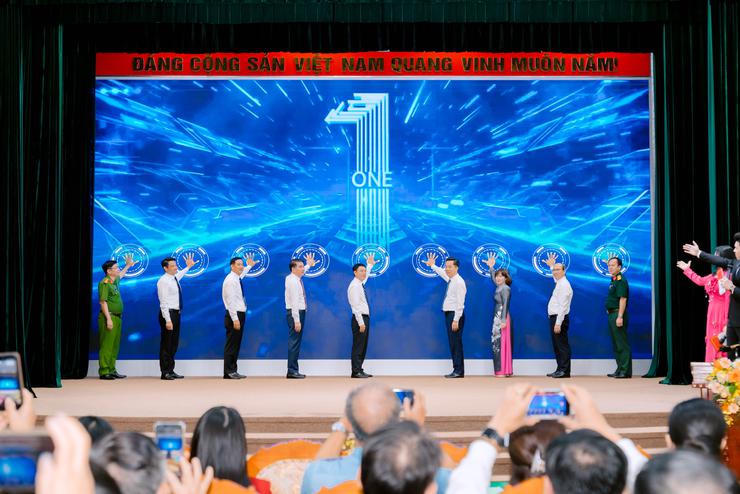 Phó Bí thư Thường trực Thành ủy Hà Nội Nguyễn Trọng Đông cùng các đồng chí lãnh đạo Thành phố, xã Thư Lâm thực hiện nghi thức phát động.