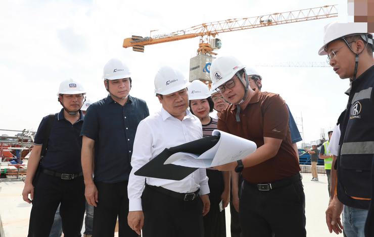 Chủ tịch UBND Thành phố Vũ Đại Thắng yêu cầu tăng tốc tại 2 dự án nhưng tuyệt đối không vì chạy theo tiến độ mà ảnh hưởng đến chất lượng, mỹ quan và tuổi thọ công trình. Ảnh: Quang Thái