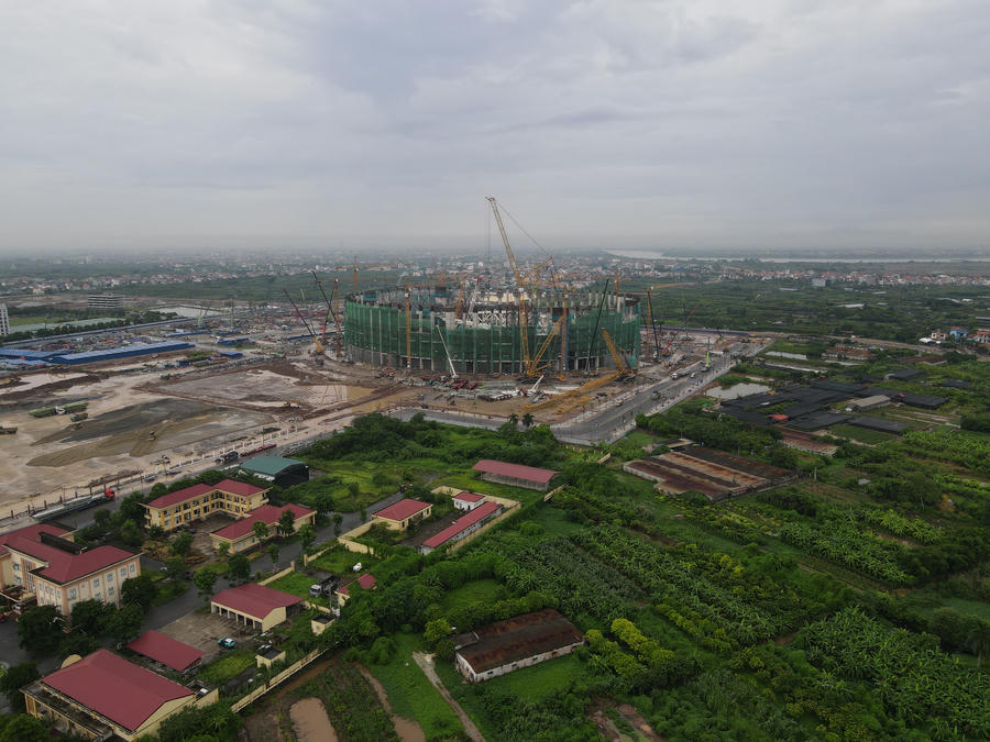 Sân được thiết kế theo các tiêu chuẩn của FIFA, tích hợp đầy đủ những hạng mục phục vụ thi đấu và tổ chức sự kiện quốc tế như khu kỹ thuật, trung tâm truyền hình, khu tác nghiệp báo chí, khu VIP và hệ thống dịch vụ phụ trợ. Trong đó, khu VIP được bố trí biệt lập, trang bị nhiều tiện ích cao cấp và có tầm nhìn bao quát toàn bộ sân thi đấu.