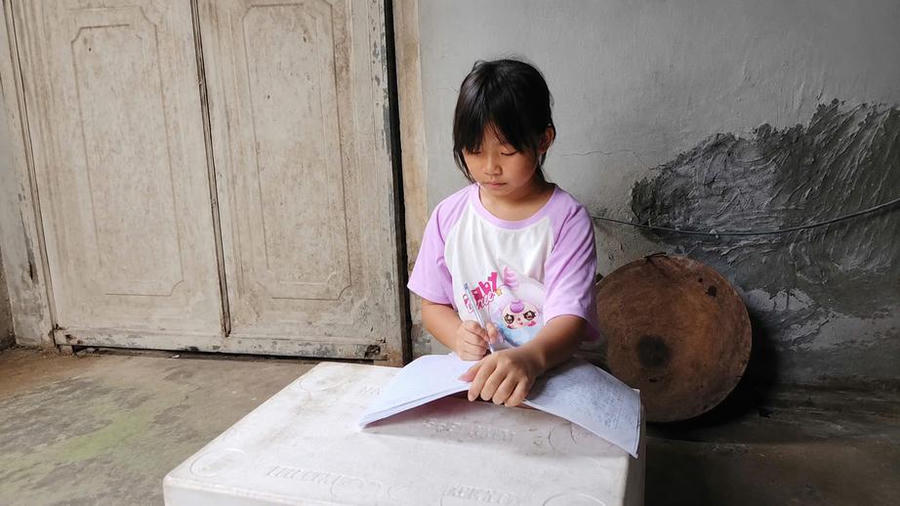 Bé Phùng Diệp Anh không nghĩ bố bị tai nạn cấp cứu chưa tỉnh. Em chỉ nghĩ bố đi đâu đó lâu hơn ngày thường.