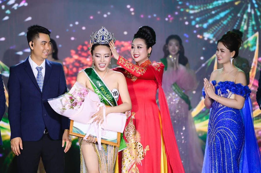 Khoảnh khắc chiếc vương miện được trao - phần thưởng xứng đáng cho sự nỗ lực không ngừng nghỉ của Nguyễn Hoàng Kiều Vy trên đường đua nhan sắc cũng như hành trình hoàn thiện bản thân.