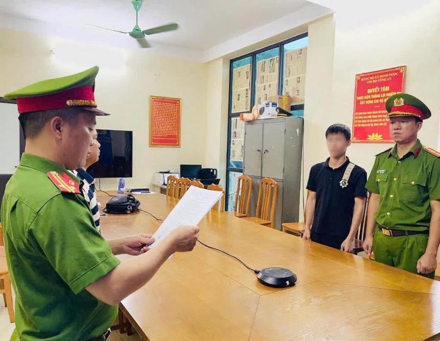 Đối tượng L.V.L (áo đen). (Ảnh: Công an tỉnh Tuyên Quang).
