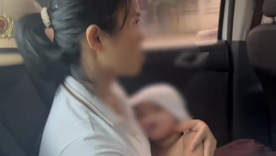 Hình ảnh chị Nguyễn Thị Oanh cùng con gái được các chiến sĩ CSGT đưa đi cấp cứu.