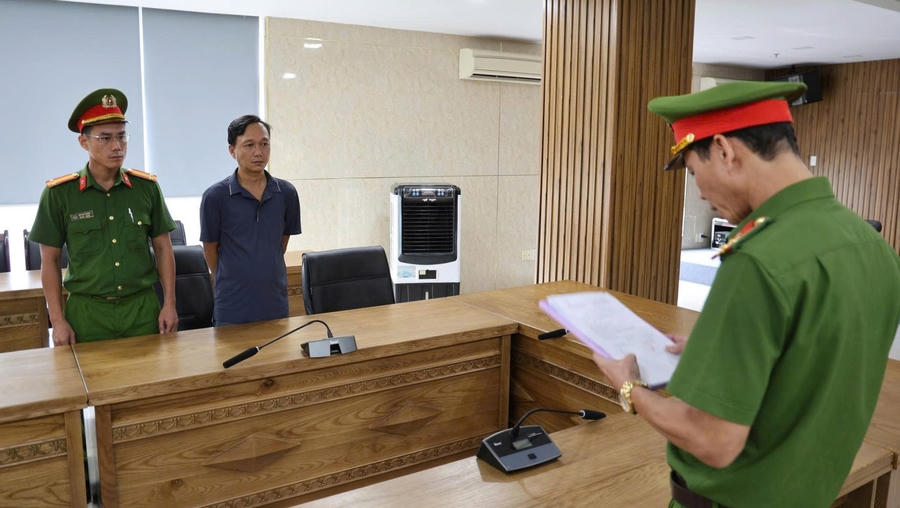 Cơ quan điều tra tống đạt các quyết định đối với Trần Văn Phước - Ảnh Công an Đà Nẵng.