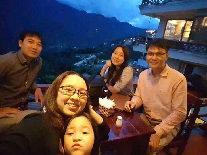 Anh Vinh hạnh phúc bên gia đình thân yêu.