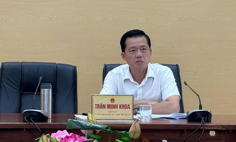 Chủ tịch UBND đặc khu Phú Quốc Trần Minh Khoa trực tiếp lắng nghe và trả lời kiến nghị của người dân.