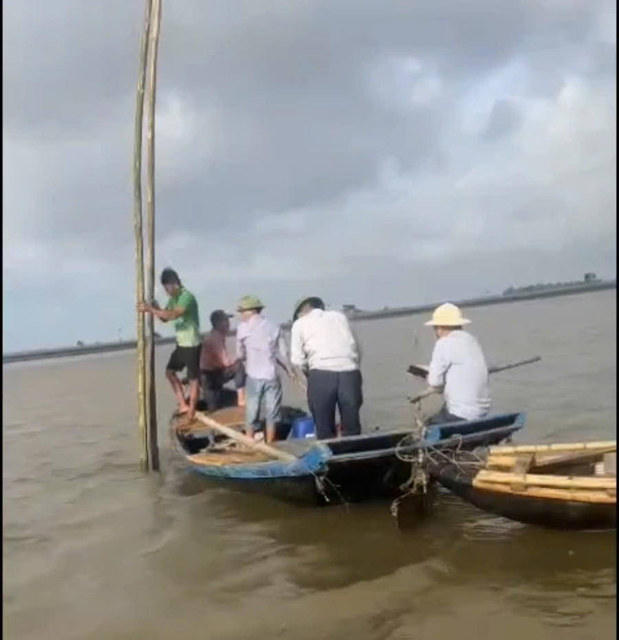 Theo gia đình bị hại Ông Văn Xiêm cho biết thời điểm xảy ra vụ việc trên thuyền có 5 người trong đó có 3 bị cáo Giản, Huân và Phóng còn 2 người tham gia với tư cách hỗ trợ việc lái thuyền chưa được các cơ quan chức làm rõ để làm sáng tỏ bản chất của vụ án vì không có người lái thuyền, giữ thuyền đứng im trên sông thì 3 bị cáo không thể thực hiện hành vi. Theo gia đình bị hại Ông Văn Xiêm cho biết thời điểm xảy ra vụ việc trên thuyền có 5 người trong đó có 3 bị cáo Giản, Huân và Phóng còn 2 người tham gia với tư cách hỗ trợ việc lái thuyền chưa được các cơ quan chức làm rõ để làm sáng tỏ bản chất của vụ án vì không có người lái thuyền, giữ thuyền đứng im trên sông thì 3 bị cáo không thể thực hiện hành vi.