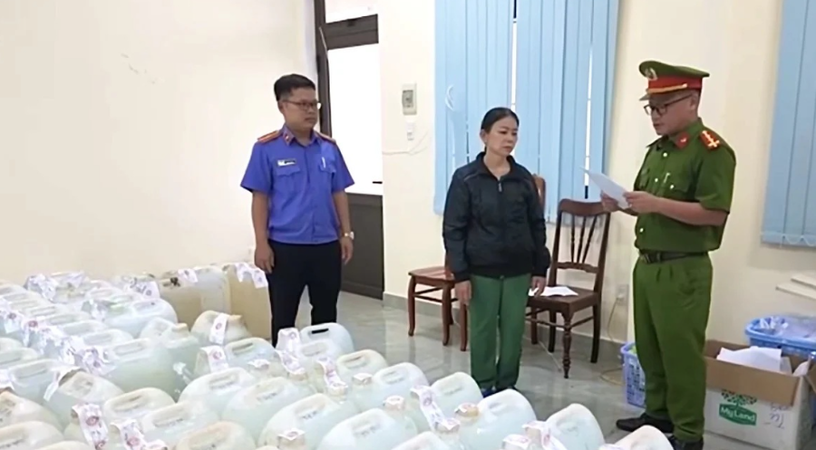 Công an khởi tố bị can đối với bà Thủy. Ảnh: Công an Quảng Ngãi