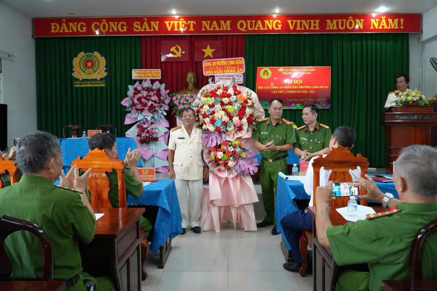 Những lẵng hoa tươi thắm của các ban ngành chúc mừng Đại hội Cựu chiến binh phường Long Hưng.