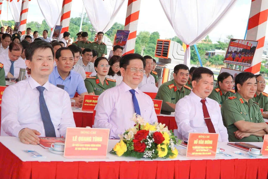 Các đại biểu tham dự buổi lễ.