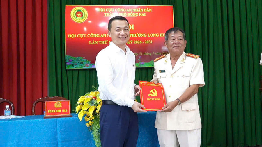 Ông Phan Huy Toàn - Chủ tịch UBND phường Long Hưng trao Quyết định thành lập Hội Cựu chiến binh phường Long Hưng.