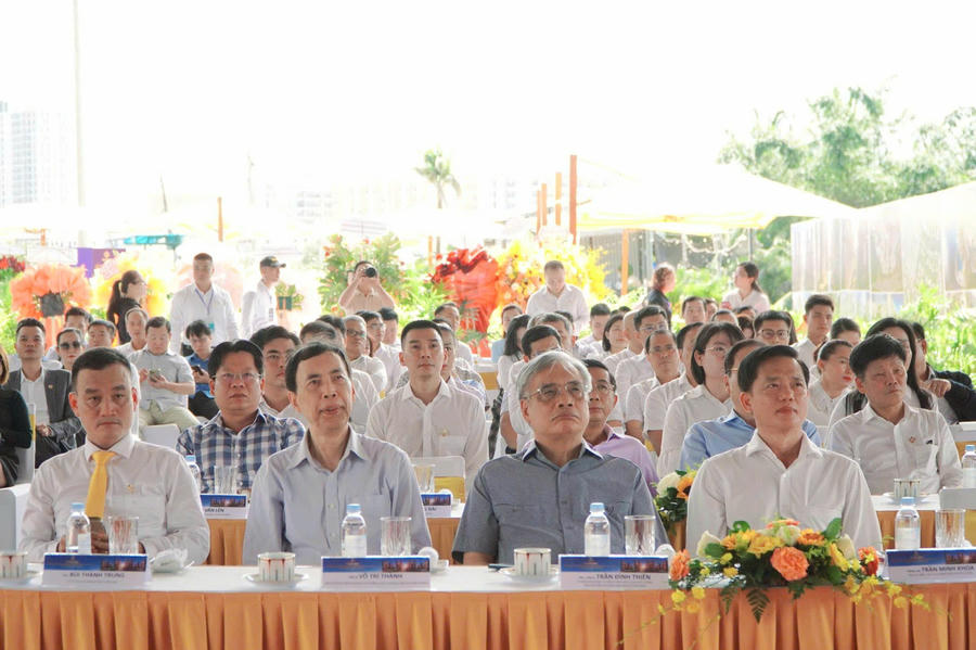 Các đại biểu tham dự buổi lễ.