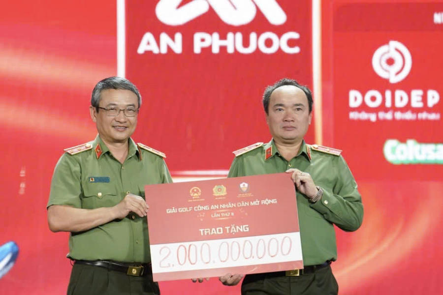 Trung tướng Nguyễn Ngọc Toàn, Phó Chủ tịch Hiệp hội Thể thao Công an nhân dân Việt Nam trao bảng tượng trưng ủng hộ tiền "Xây nhà cho đồng bào vùng biên giới tỉnh Lâm Đồng". Ảnh: Báo Lâm Đồng