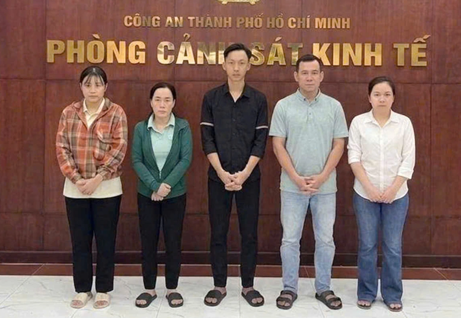 Lâm Thị Kim Nương và Kiều Hoàng Nhã (lần lượt từ phải sang) cùng đồng phạm lúc bị bắt (Ảnh: Công an TPHCM)