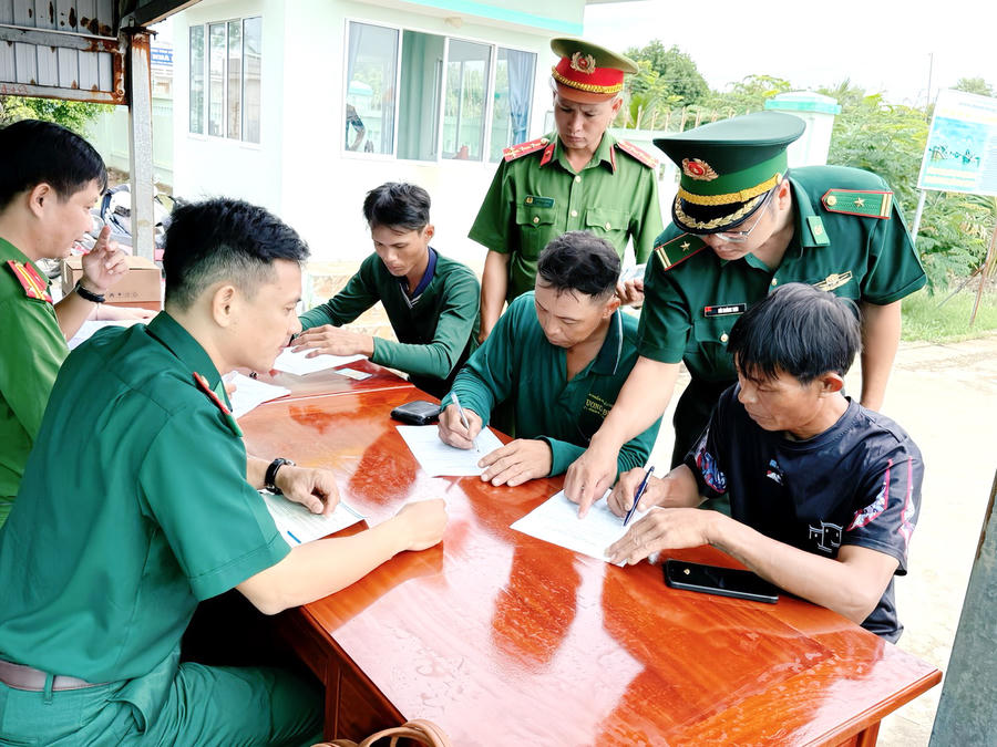 Cán bộ Công an và BĐBP tăng cường tuyên truyền, hướng dẫn ngư dân chấp hành nghiêm các quy định của pháp luật về bảo vệ chủ quyền biên giới biển.