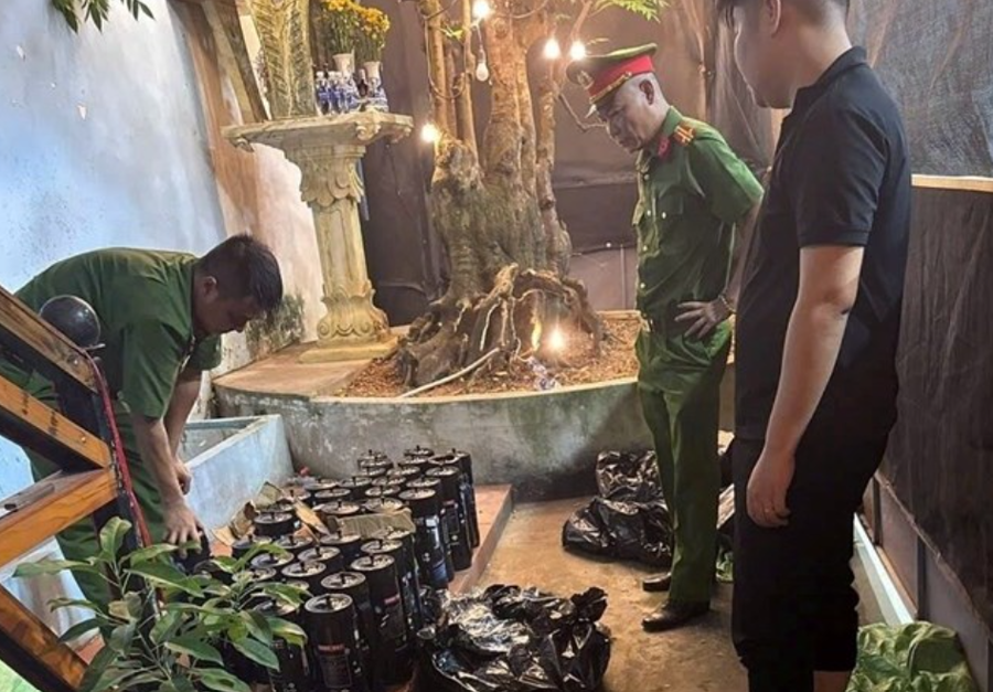 Lực lượng chức năng kiểm tra hành chính cơ sở kinh doanh. Ảnh: Công an Hải Phòng