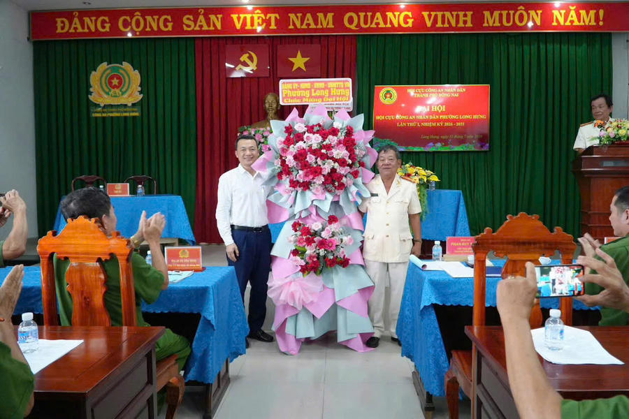 Những lẵng hoa tươi thắm của các ban ngành chúc mừng Đại hội Cựu chiến binh phường Long Hưng.