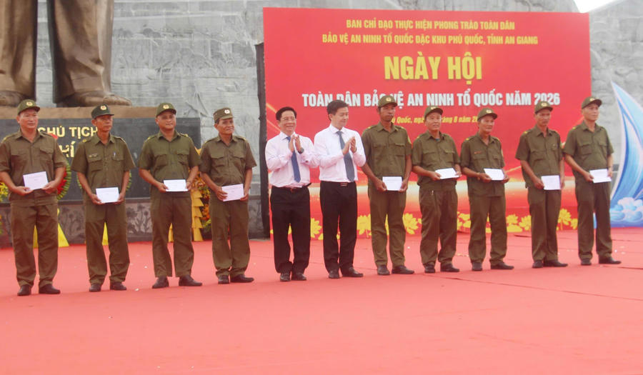 Ông Lê Quang Tùng, Bí thư Tỉnh ủy và ông Hồ Văn Mừng, Chủ tịch UBND tỉnh An Giang tặng quà cho lực lượng tham gia bảo vệ ANTT ở cơ sở.