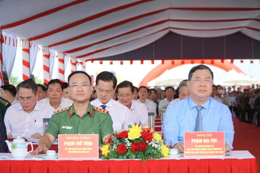 Các đại biểu tham dự buổi lễ.