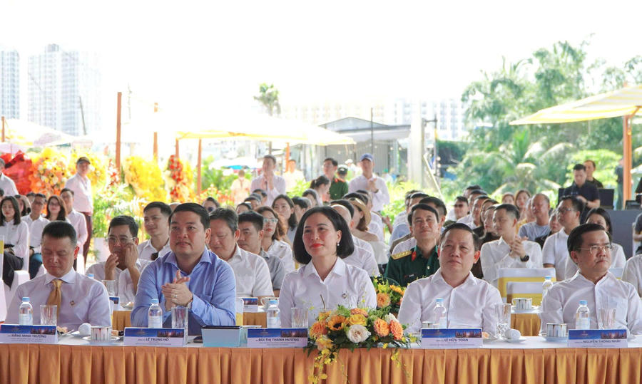 Các đại biểu tham dự buổi lễ.