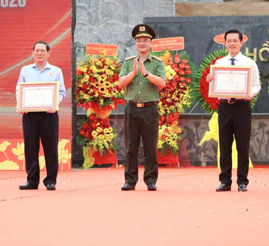Thượng tướng Phạm Thế Tùng, Thứ trưởng Bộ Công an trao Bằng khen của Bộ trưởng Bộ Công an cho cá nhân ông Trần Minh Khoa - Chủ tịch UBND đặc khu Phú Quốc và Bằng khen cho tập thể nhân dân, cán bộ Phú Quốc.