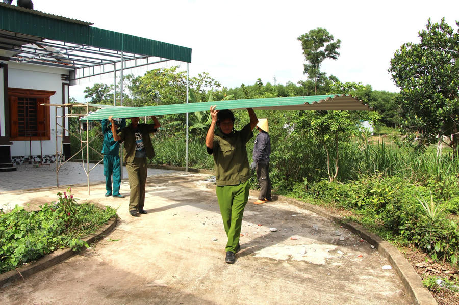 Giúp người dân tháo dỡ nhà.