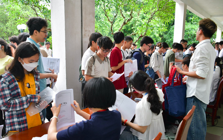 Thí sinh nộp hồ sơ hậu kiểm để xét tuyển theo phương thức xét tuyển tài năng vào Đại học Bách khoa Hà Nội. Ảnh: HUST
Thí sinh nộp hồ sơ hậu kiểm để xét tuyển theo phương thức xét tuyển tài năng vào Đại học Bách khoa Hà Nội. Ảnh: HUST