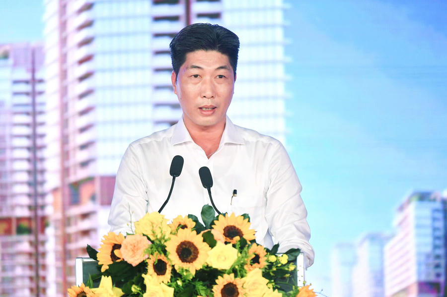 Ông Nguyễn Lê Quốc Toàn - Phó Chủ tịch UBND đặc khu Phú Quốc phát biểu tại lễ khởi công.