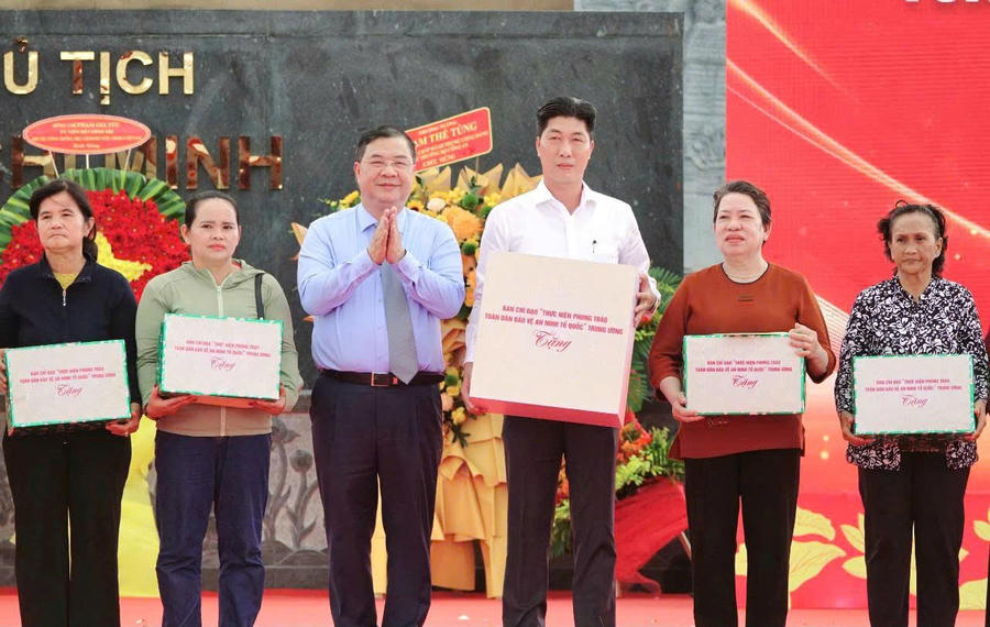 Phó Thủ tướng Thường trực Phạm Gia Túc có những phần quà tặng cho đại diện lãnh đạo UBND đặc khu Phú Quốc và 10 gia đình chính sách.