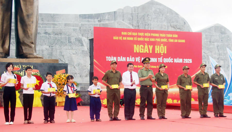 Ông Đinh Văn Nơi, Phó Bí thư tỉnh uỷ, Bí thư Đảng uỷ đặc khu Phú Quốc và ông Nguyễn Văn Hận cho 05 lực lượng tham gia bảo vệ an ninh trật tự ở cơ sở và 05 em học sinh nghèo hiếu học.