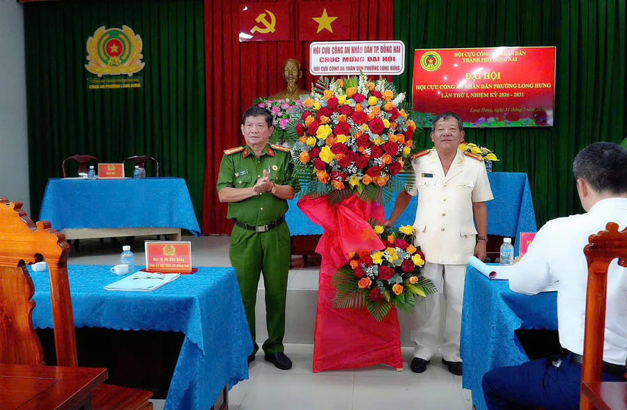 Những lẵng hoa tươi thắm của các ban ngành chúc mừng Đại hội Cựu chiến binh phường Long Hưng.