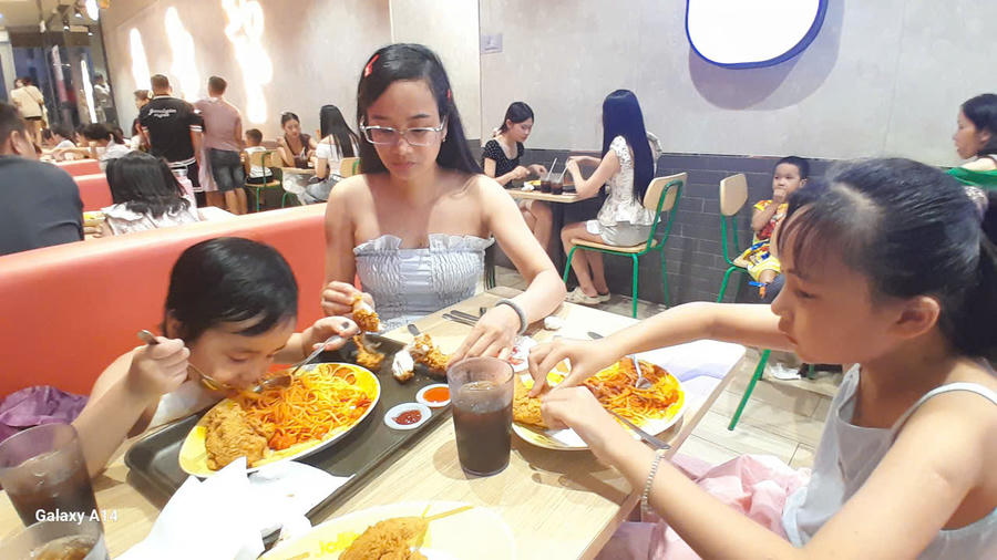 Doanh thu lưu trú, ăn uống và du lịch lữ hành đạt nhiều kết quả tích cực. (Ảnh: Như Trường).