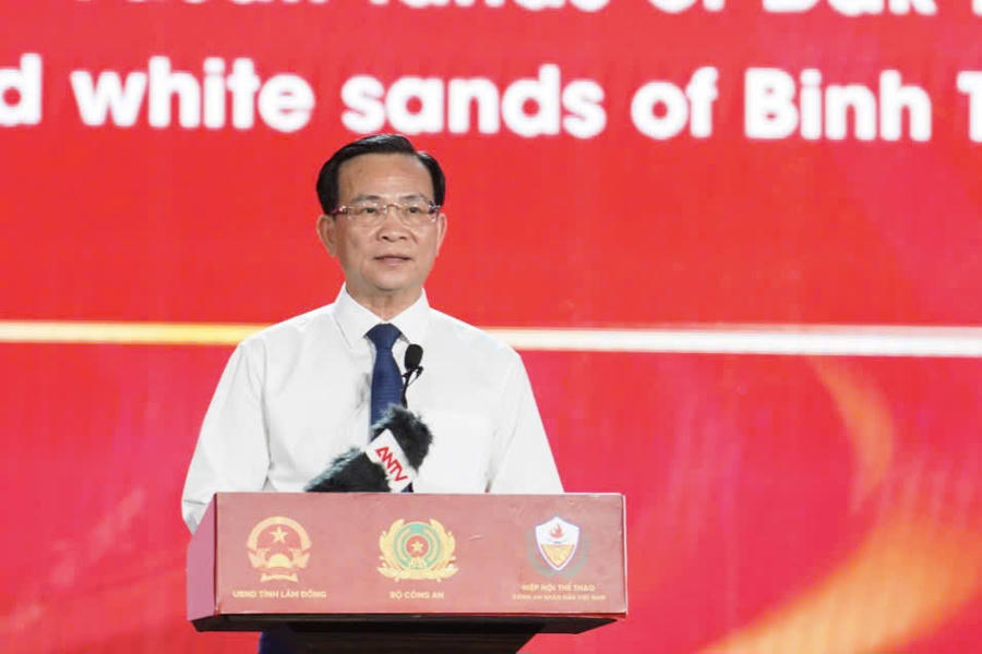 Ông Hồ Văn Mười, Ủy viên Ban Chấp hành Trung ương Đảng, Phó Bíthư Tỉnh ủy, Chủ tịch UBND tỉnh phát biểu tại lễ khai mạc. Ảnh: Báo Lâm Đồng