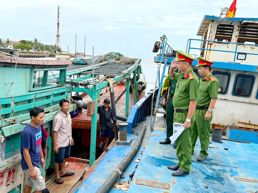 Công an phường Hiệp Thành phối hợp với Đồn Biên phòng Nhà Mát (BĐBP Cà Mau) tuyên truyền pháp luật về phòng, chống ma túy cho thuyền viên trên địa bàn.