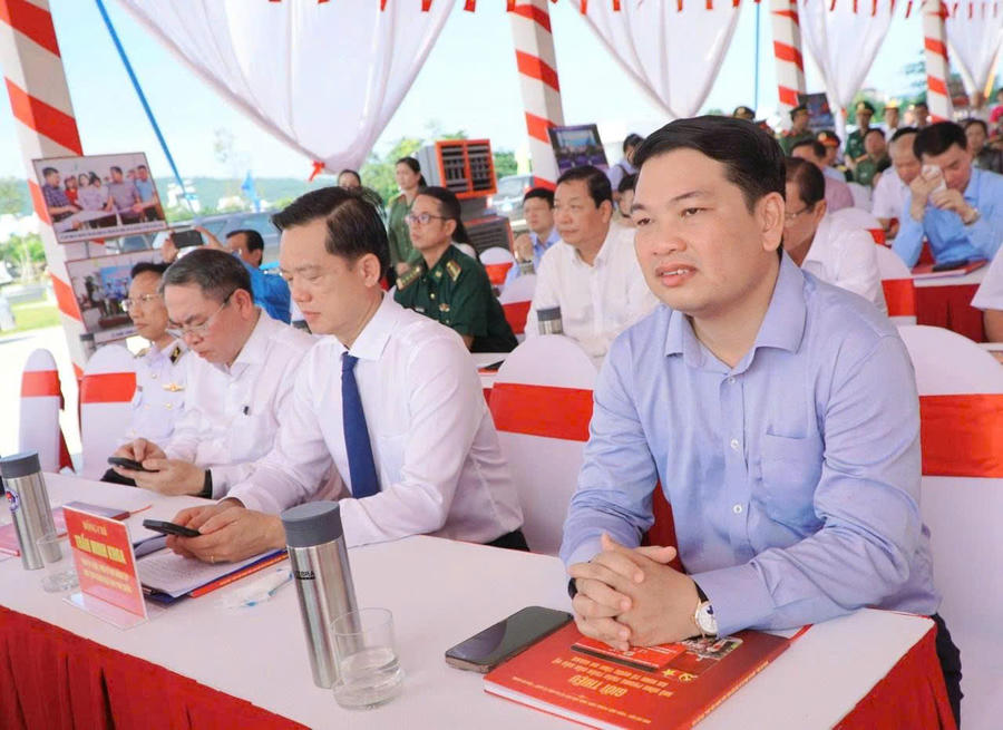 Các đại biểu tham dự buổi lễ.