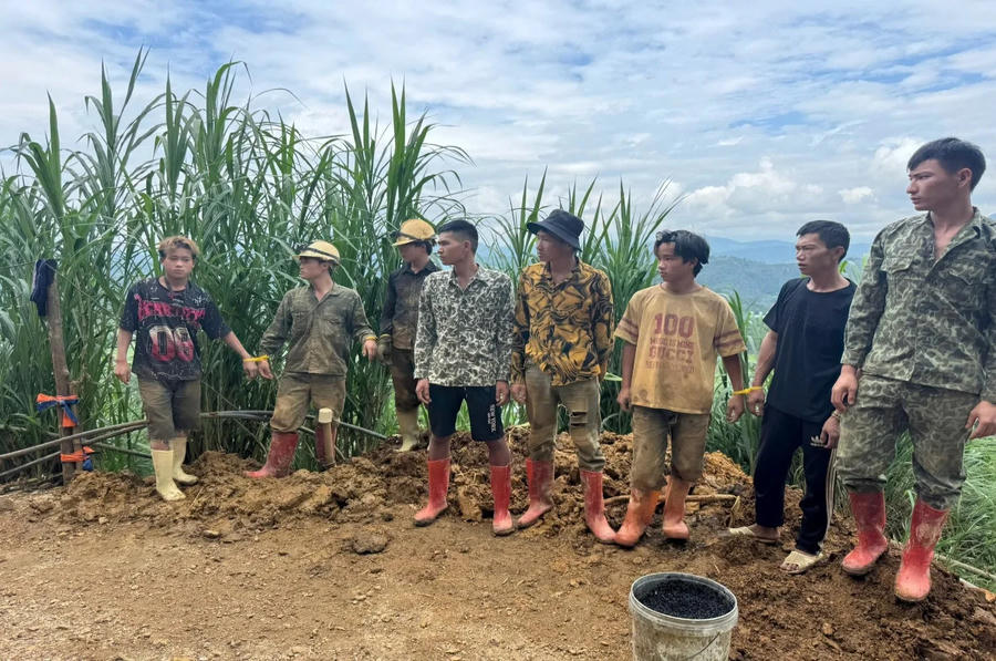 Nhóm người được lực lượng chức năng phát hiện tại khu vực khai thác vàng trái phép ở bản Thái Hà, xã Pắc Ta.
(Ảnh: CA Lai Châu).
