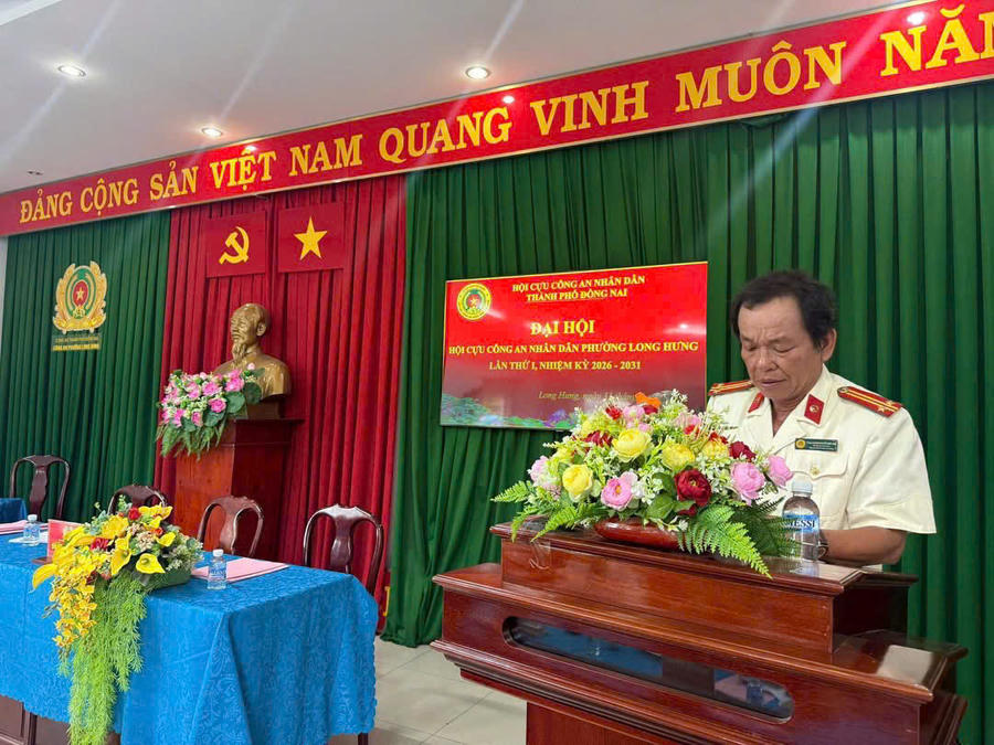 Chủ tịch Hội Cựu chiến binh phường Long Hưng trình bày báo cáo.